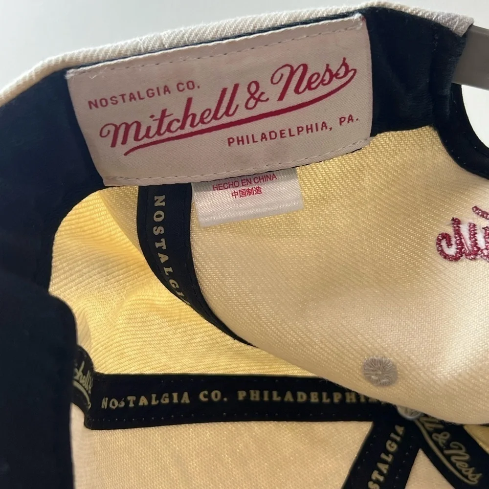 NWT Mitchell & Ness Heritage Collection Chicago Bulls Beige and Gray Hat NBA
